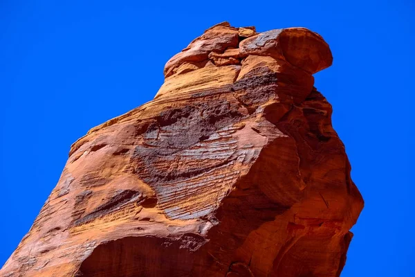 Captura de ángulo bajo de un gran acantilado del desierto con cielo azul claro en el fondo — Foto de Stock