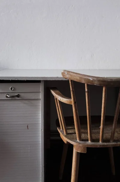 Cadeira vintage com a mesa — Fotografia de Stock