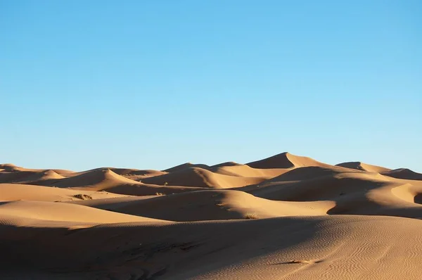 Een Wijd Shot Van Zand Duinen Een Woestijn Dag — Stockfoto