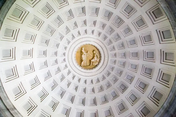 Baixo ângulo de largura do teto branco dos Museus do Vaticano na cidade do Vaticano — Fotografia de Stock