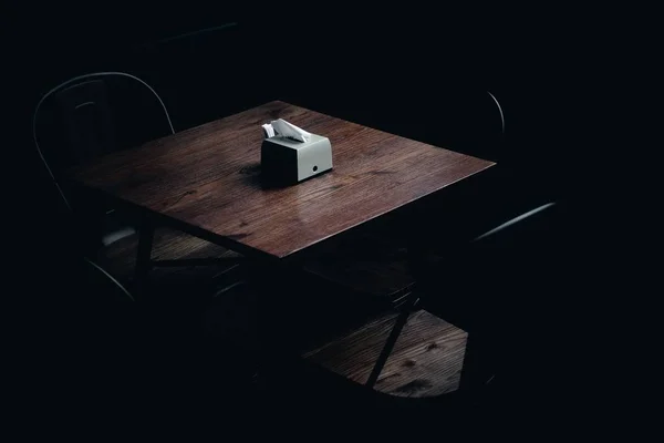Салфетки на столе в темной комнате — стоковое фото