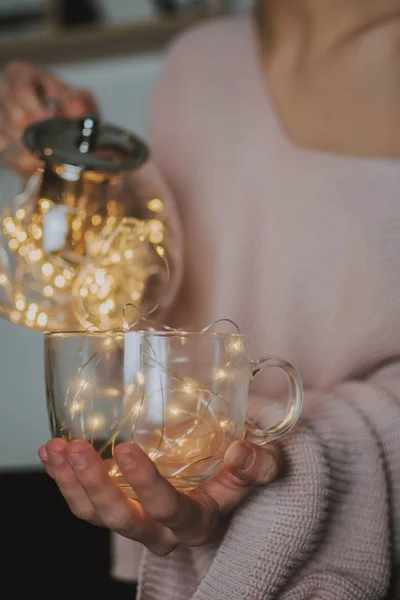 Fantasia concetto di caffè come luce intensa e una femmina versandolo in una tazza — Foto Stock