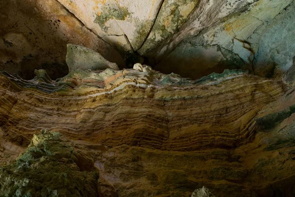 Meraviglia della speleologia - strati rocciosi sedimentari e stratificazione Foto Stock Royalty Free