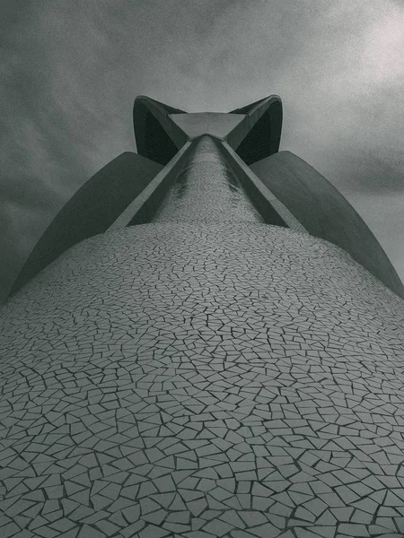 Вертикальний сірий знімок бруталістичної архітектурної будівлі Ліцензійні Стокові Зображення