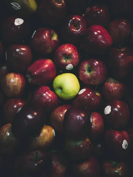 Maçã verde única com maçãs vermelhas de maio — Fotografia de Stock