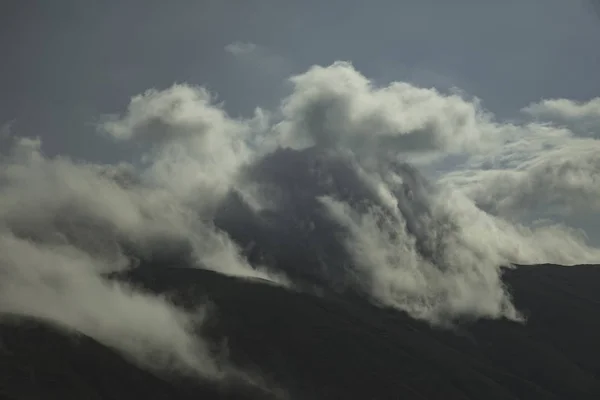 Dunkle, stürmische Wolken — Stockfoto