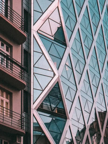 Basso angolo di scatto di una moderna architettura di vetro aziendale — Foto Stock