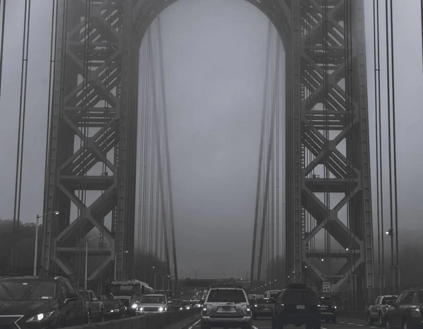 Grijze foto van auto 's op een brug — Stockfoto