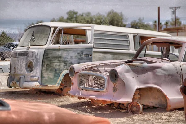 Primo piano di vecchi veicoli arrugginiti distrutti sparato nel cimitero auto — Foto Stock