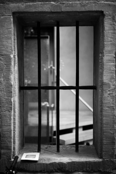Gråskala närbild skott av ett fängelse eller fängelse fönster — Stockfoto