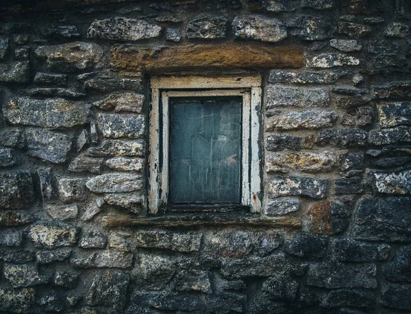 Gezielte Aufnahme eines kleinen Fensters einer alten Steinstruktur auf dem Land — Stockfoto