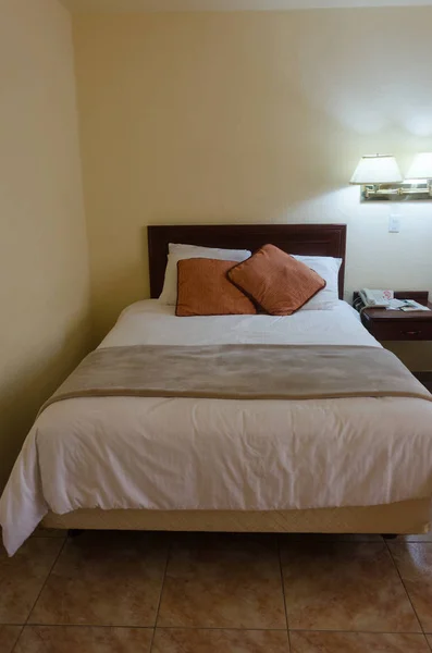 Ξενοδοχείο δωμάτιο με κρεβάτι — Φωτογραφία Αρχείου