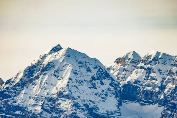 Eine Schöne Aufnahme Des Schneebedeckten Berges Einem Sonnigen Tag Mit — Stockfoto