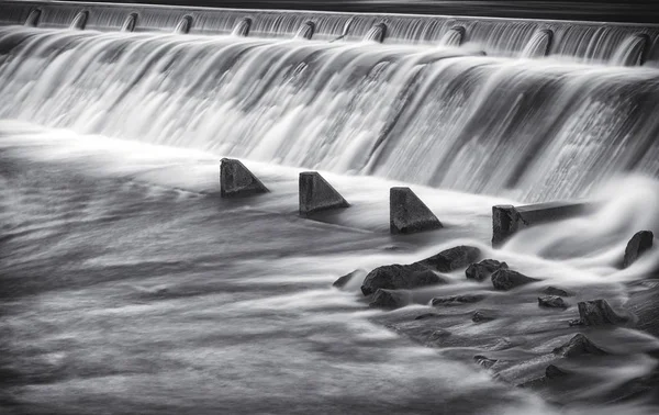 Larga exposición hermosa toma de la presa del río Lech en Reutte —  Fotos de Stock