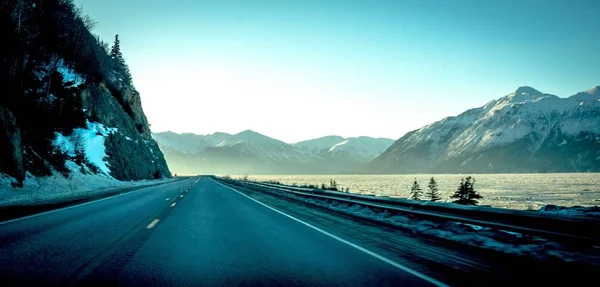 Панорамний Знімок Вузької Дороги Біля Озера Дивовижними Високими Скелястими Горами — стокове фото