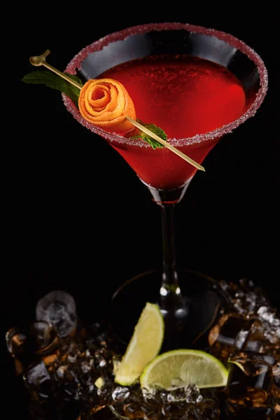 Экзотический коктейль с крупным планом роз — стоковое фото