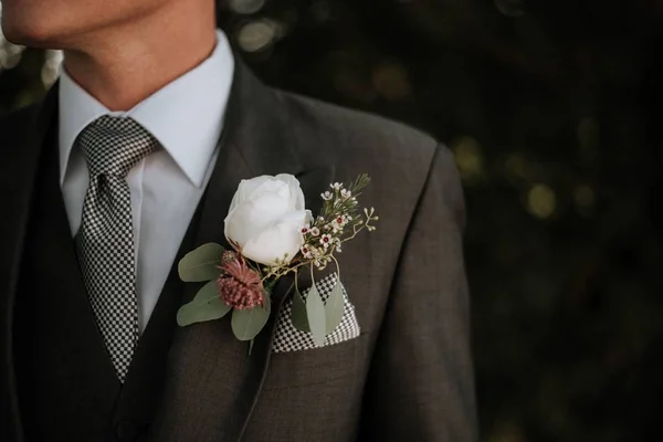 Primer plano de un hombre usando un esmoquin con un boutonniere en el bolsillo — Foto de Stock