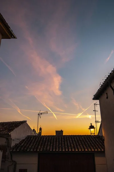 Belo tiro do céu com trilhas de avião e nuvens — Fotografia de Stock