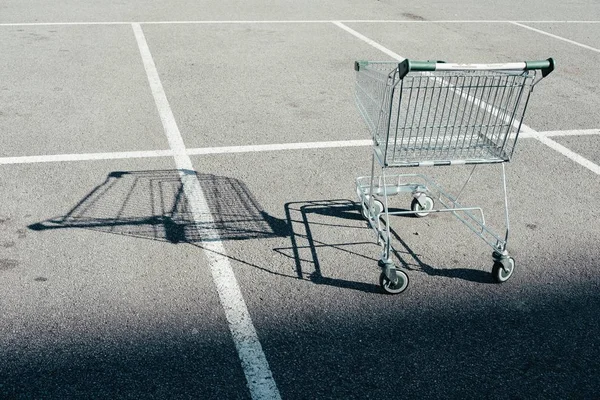 Jeden nákupní vozík na parkovišti — Stock fotografie