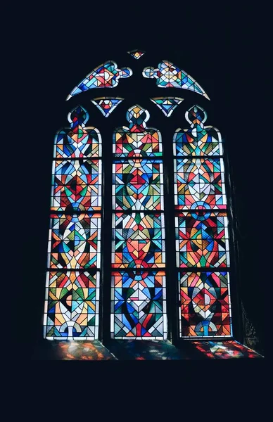 Plano vertical de hermosa ventana grande con dibujos de una iglesia — Foto de Stock