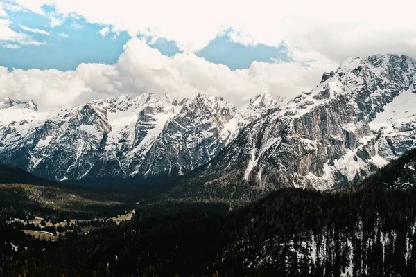 Piękny Widok Pokrytych Śniegiem Gór Niesamowitym Pochmurnym Niebem — Zdjęcie stockowe