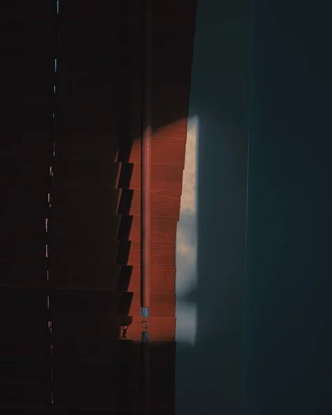 Closeup függőleges lövés a barna ablak redőny — Stock Fotó