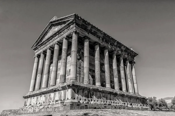 Храм Гарни в Армении снят черно-белым — стоковое фото