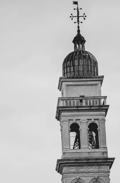 Großer hoher Glockenturm mit einem Emblem an der Spitze eines Gebäudes — Stockfoto