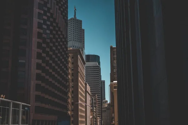 Tiro urbano de arranha-céus e um céu azul no fundo — Fotografia de Stock