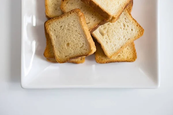 Gros plan de pain carré coupé sur une assiette blanche — Photo