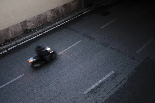 Hızlı giden bir motosikletçi tünele giriyor. — Stok fotoğraf