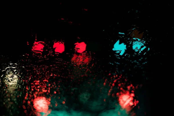 Lumières rouges et bleues réfléchissant à travers le plan d'eau la nuit — Photo