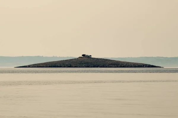 Très petite île habitée dans l'archipel grec . — Photo
