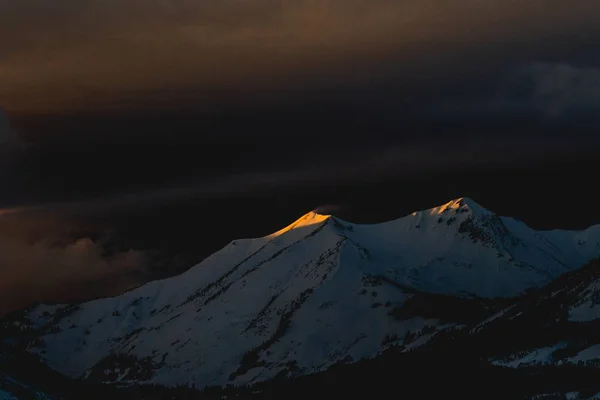 Piękne ujęcie góry pokrytej śniegiem późną nocą — Zdjęcie stockowe
