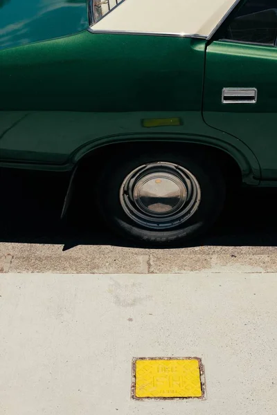 Un vieux pneu de voiture verte vintage — Photo