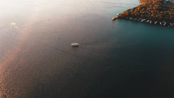 Luftaufnahme Eines Großen Kreuzfahrtschiffes Das Meer Segelt Mit Viel Grün — Stockfoto