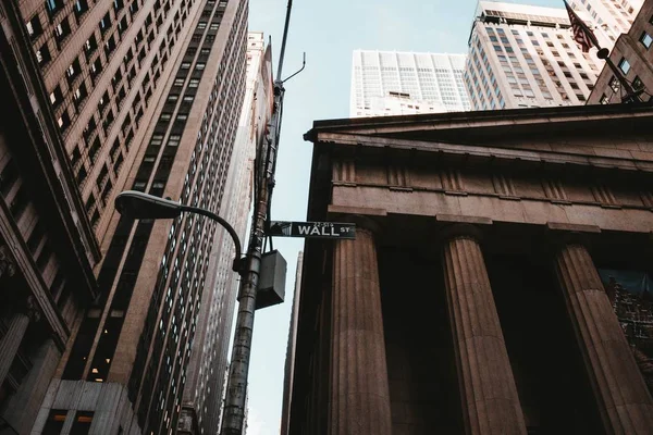 Low angle shot van muur straatnaambord in Nyc — Stockfoto