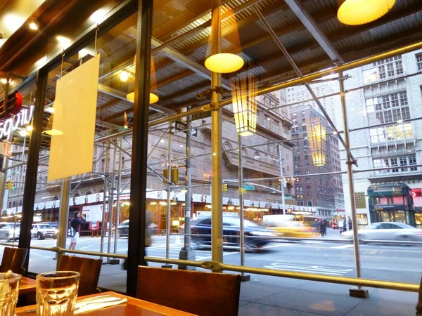 Plano del interior de una cafetería con ventanas de cristal con la vista de la calle y los coches cerca de edificios —  Fotos de Stock