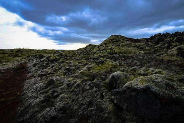 Schöne Aufnahme von bemoosten Felsen und Hügeln unter einem bewölkten Himmel — Stockfoto