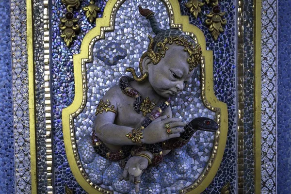 O statuie într-un templu dintr-un Wat Pariwat, Bangkok, Thailanda — Fotografie, imagine de stoc