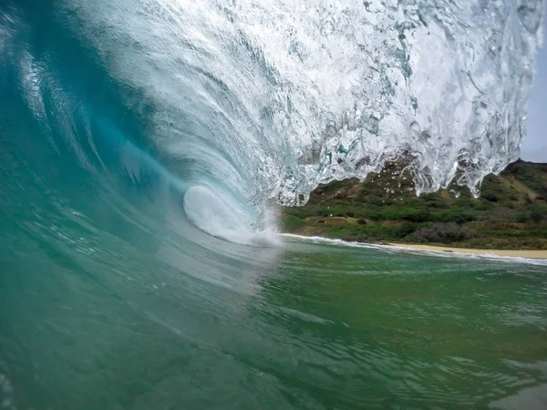 精美的特写镜头聚焦强大的海浪 - 完美的冲浪壁纸 — 图库照片