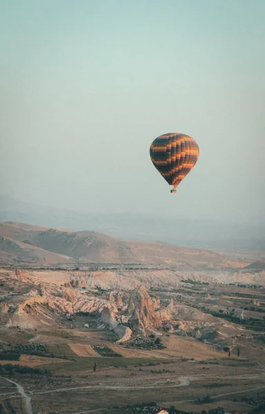 Een Lange Shot Van Een Multi Gekleurde Hete Lucht Ballon — Stockfoto