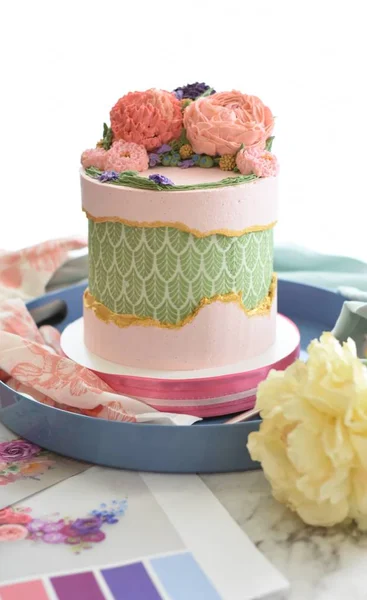 周りの花と白い背景と美しく装飾された花のケーキのデザート — ストック写真