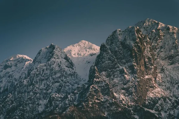 Hermosas Montañas Rocosas Altas Con Una Montaña Nevada Medio Distancia —  Fotos de Stock