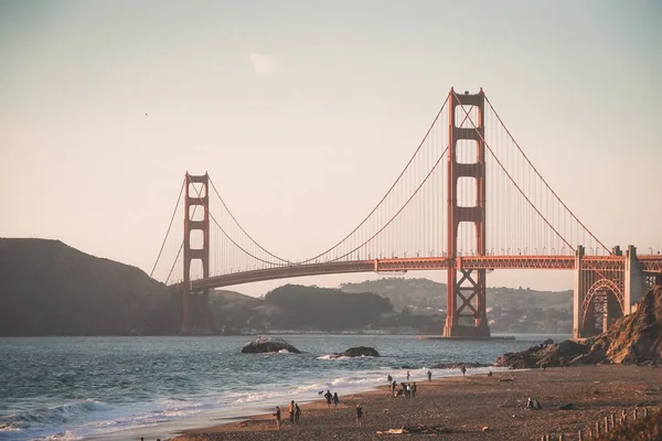 Povo Caminhando Perto Uma Praia Dia Suuny Com Golden Gate — Fotografia de Stock