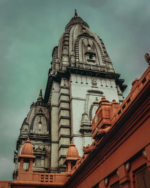 Belo tiro de um templo de Shri Vishwanath em um dia nublado — Fotografia de Stock