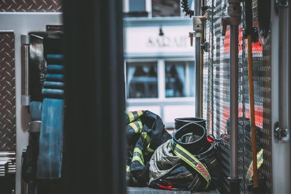 Disparo de uniforme de bombero en el suelo de un camión de bomberos — Foto de Stock