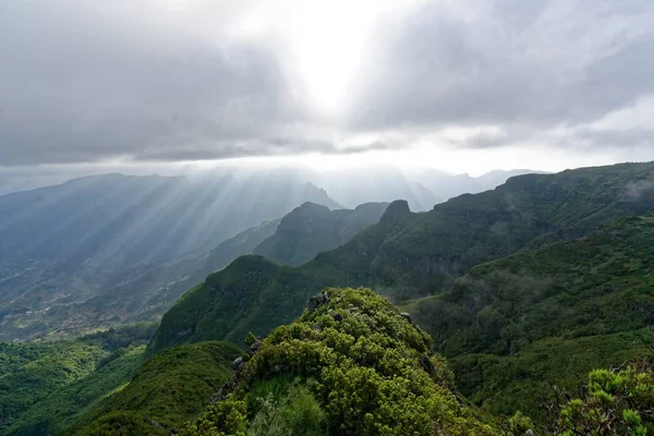 Paysage lointain de collines verdoyantes et de montagnes sous un ciel ensoleillé — Photo