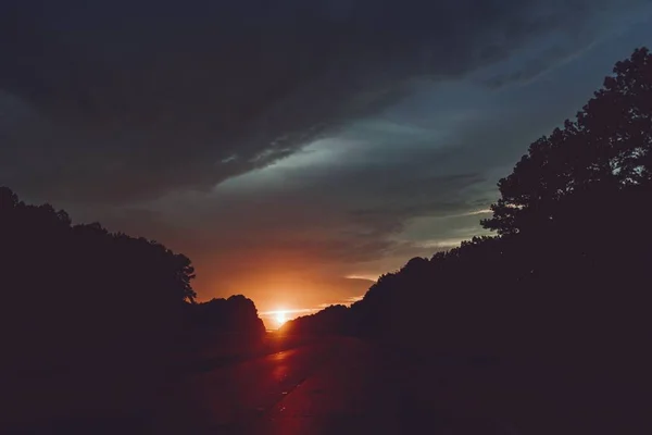 Мбаппе сделал снимок заката с пустой дороги — стоковое фото