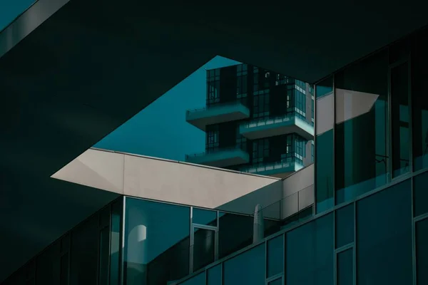 Edifício moderno com uma varanda e um edifício de vidro moderno alto à distância — Fotografia de Stock